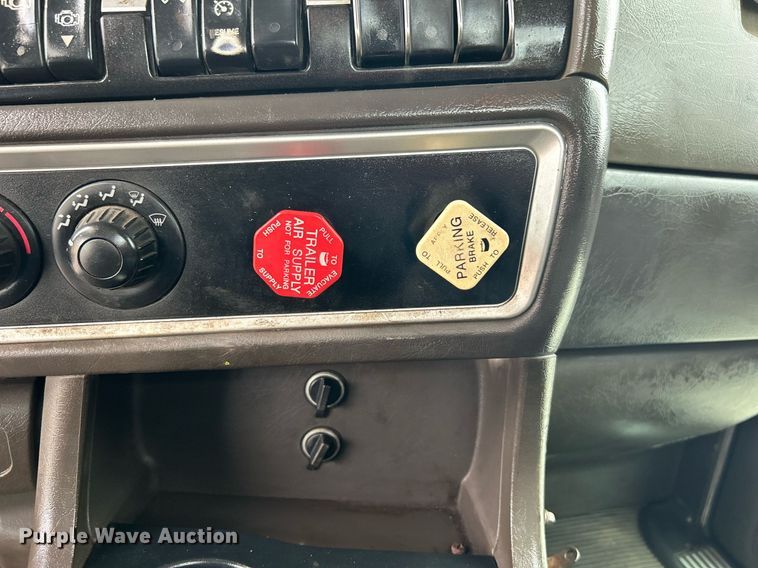 image for item KW9139 2010 Kenworth T800  semi truck