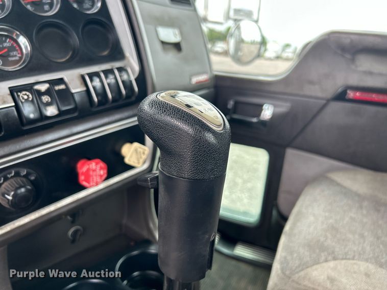 image for item KW9139 2010 Kenworth T800  semi truck