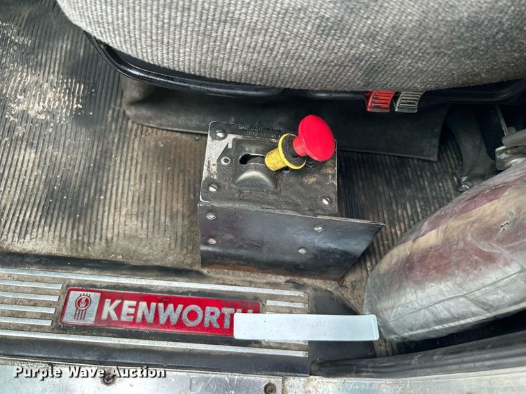 image for item KW9139 2010 Kenworth T800  semi truck