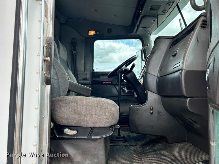 image for item KW9139 2010 Kenworth T800  semi truck