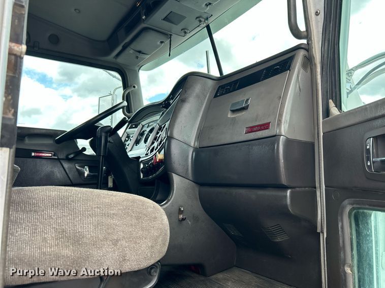image for item KW9139 2010 Kenworth T800  semi truck