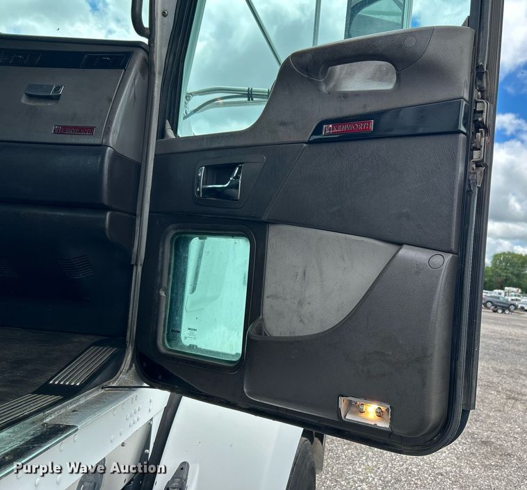 image for item KW9139 2010 Kenworth T800  semi truck