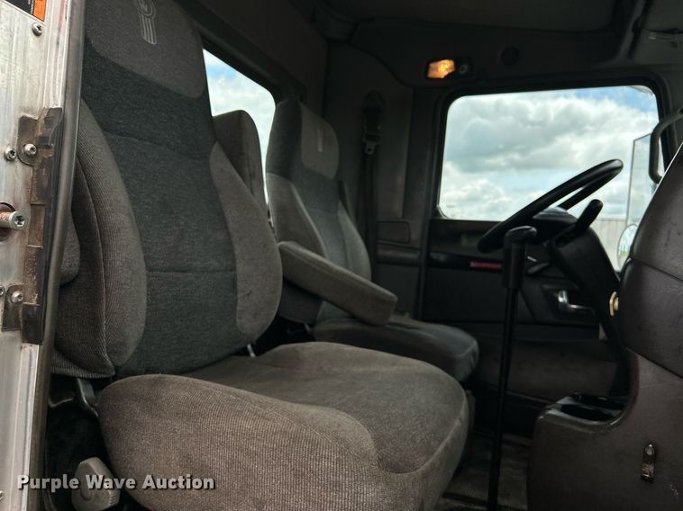 image for item KW9139 2010 Kenworth T800  semi truck