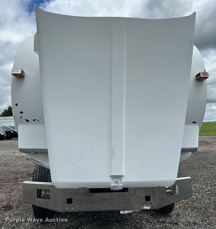 image for item KW9139 2010 Kenworth T800  semi truck