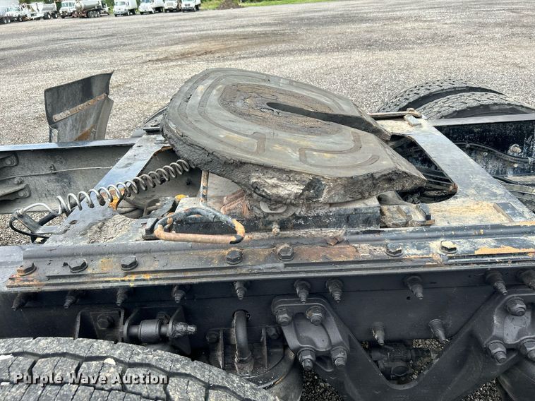 image for item KW9139 2010 Kenworth T800  semi truck