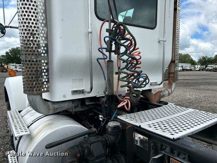 image for item KW9139 2010 Kenworth T800  semi truck