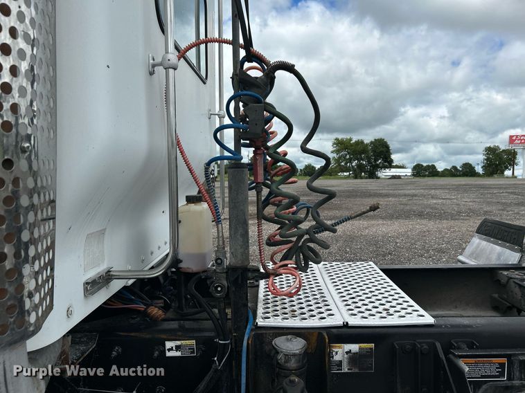 image for item KW9139 2010 Kenworth T800  semi truck