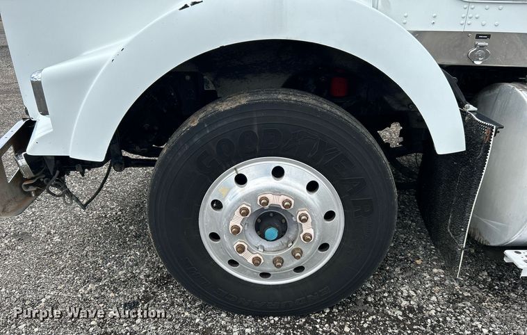 image for item KW9139 2010 Kenworth T800  semi truck