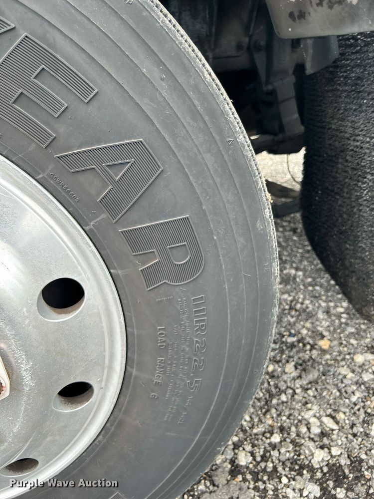 image for item KW9139 2010 Kenworth T800  semi truck