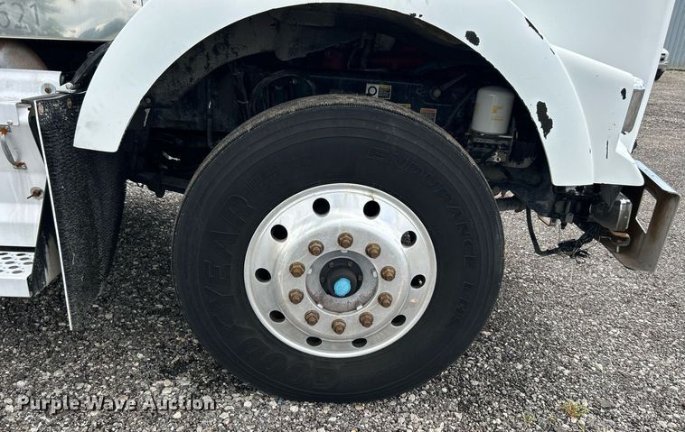 image for item KW9139 2010 Kenworth T800  semi truck