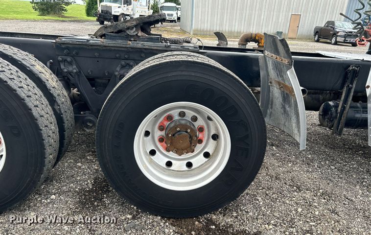 image for item KW9139 2010 Kenworth T800  semi truck