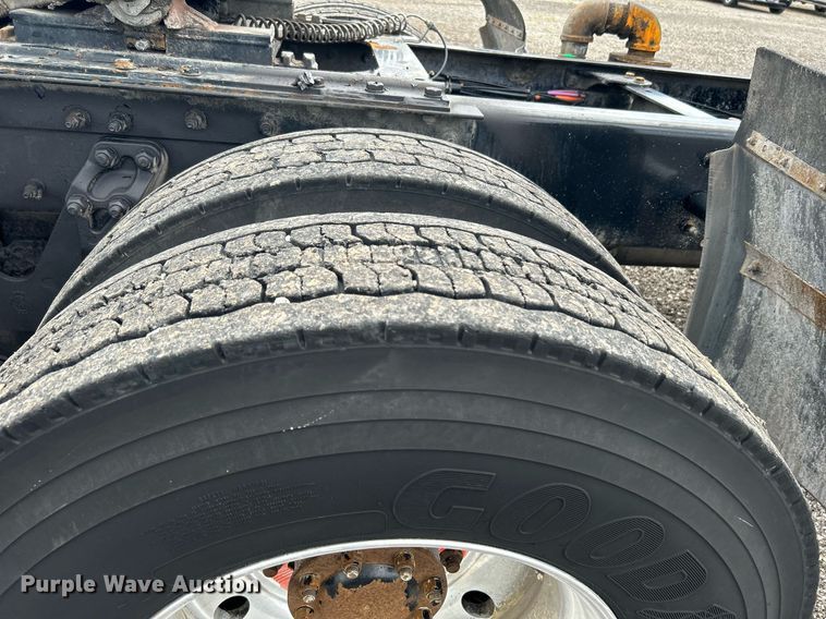 image for item KW9139 2010 Kenworth T800  semi truck