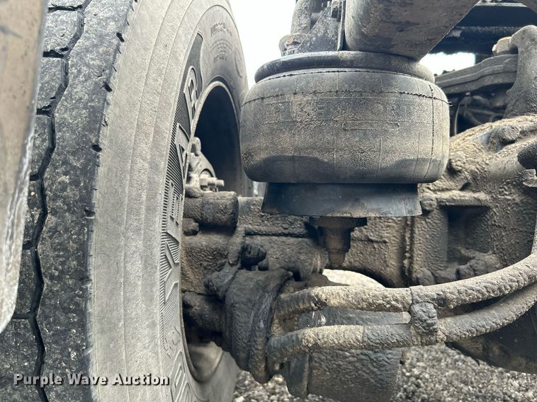 image for item KW9139 2010 Kenworth T800  semi truck