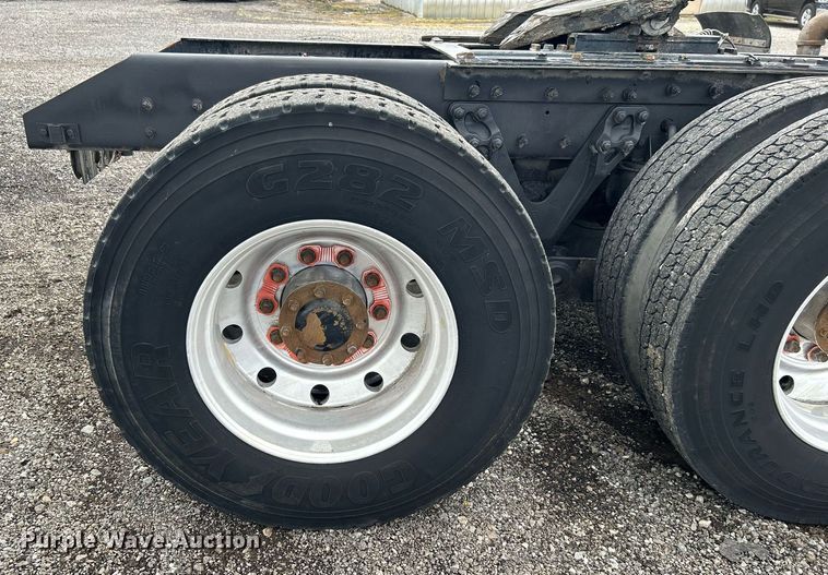 image for item KW9139 2010 Kenworth T800  semi truck