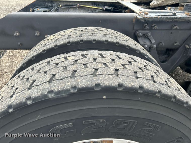 image for item KW9139 2010 Kenworth T800  semi truck