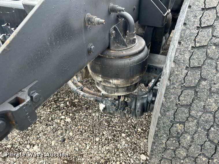 image for item KW9139 2010 Kenworth T800  semi truck