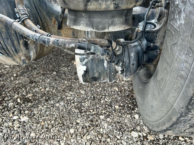 image for item KW9139 2010 Kenworth T800  semi truck