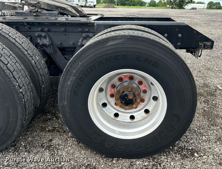 image for item KW9139 2010 Kenworth T800  semi truck