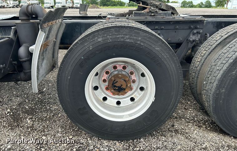 image for item KW9139 2010 Kenworth T800  semi truck