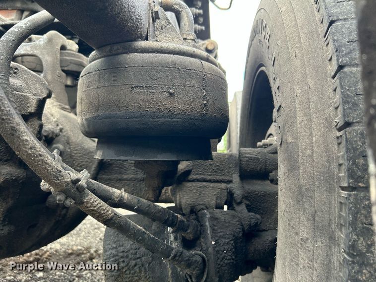 image for item KW9139 2010 Kenworth T800  semi truck