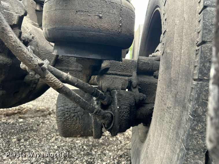 image for item KW9139 2010 Kenworth T800  semi truck