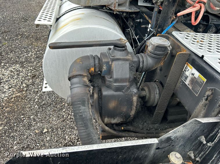 image for item KW9139 2010 Kenworth T800  semi truck