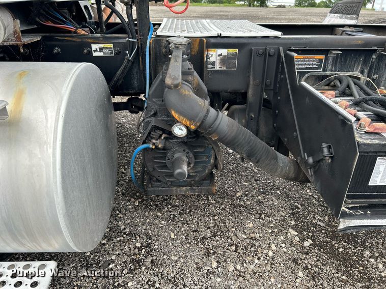 image for item KW9139 2010 Kenworth T800  semi truck