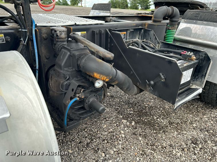 image for item KW9139 2010 Kenworth T800  semi truck