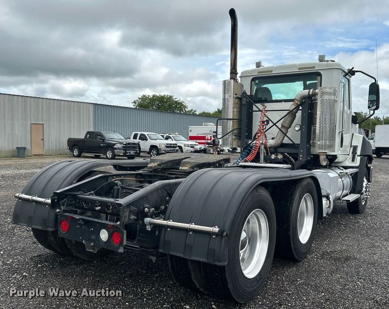 image for item KW9144 2015 Caterpillar CT660  semi truck