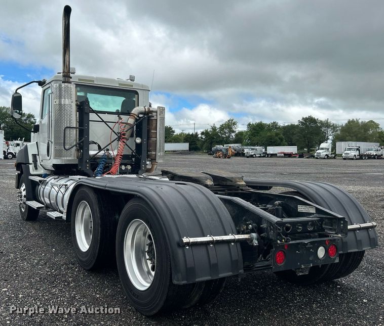 image for item KW9144 2015 Caterpillar CT660  semi truck