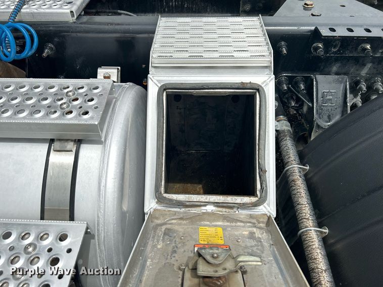 image for item KW9144 2015 Caterpillar CT660  semi truck