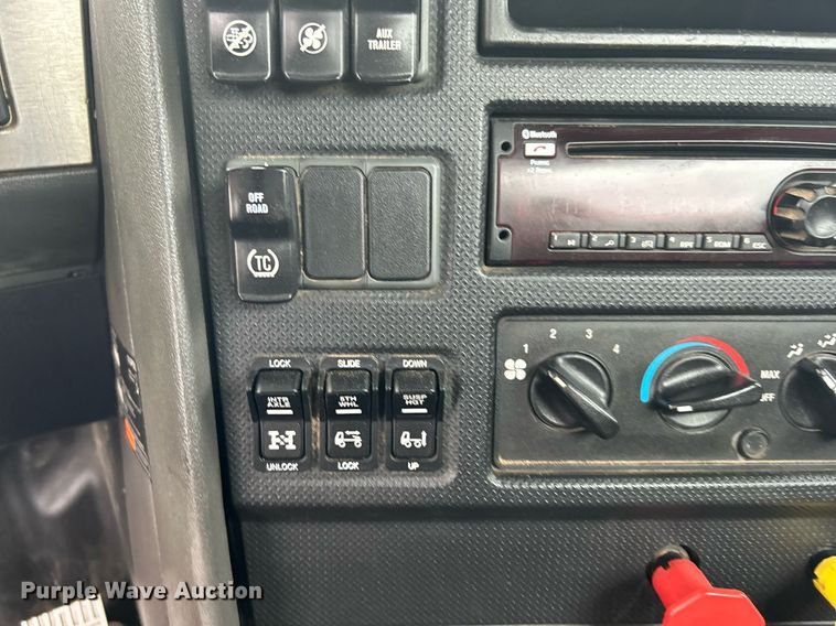 image for item KW9144 2015 Caterpillar CT660  semi truck