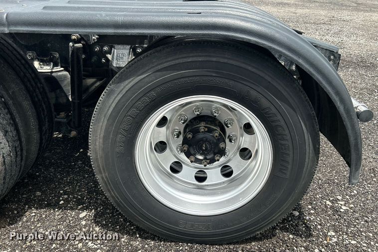 image for item KW9144 2015 Caterpillar CT660  semi truck