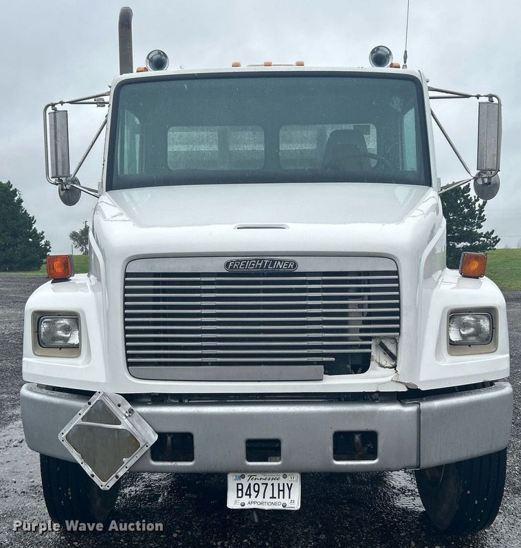 image for item KW9148 1996 Freightliner FL80  semi truck