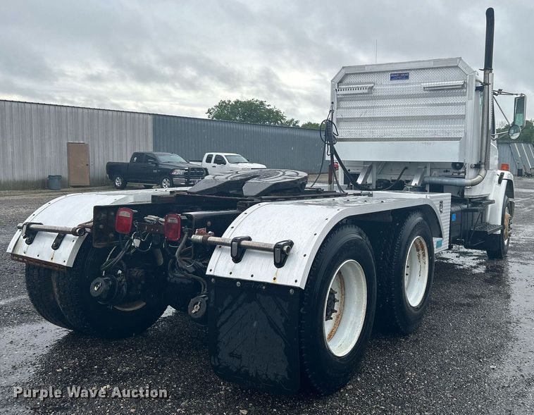 image for item KW9148 1996 Freightliner FL80  semi truck