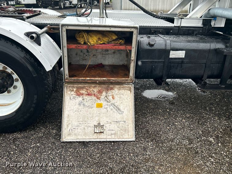 image for item KW9148 1996 Freightliner FL80  semi truck