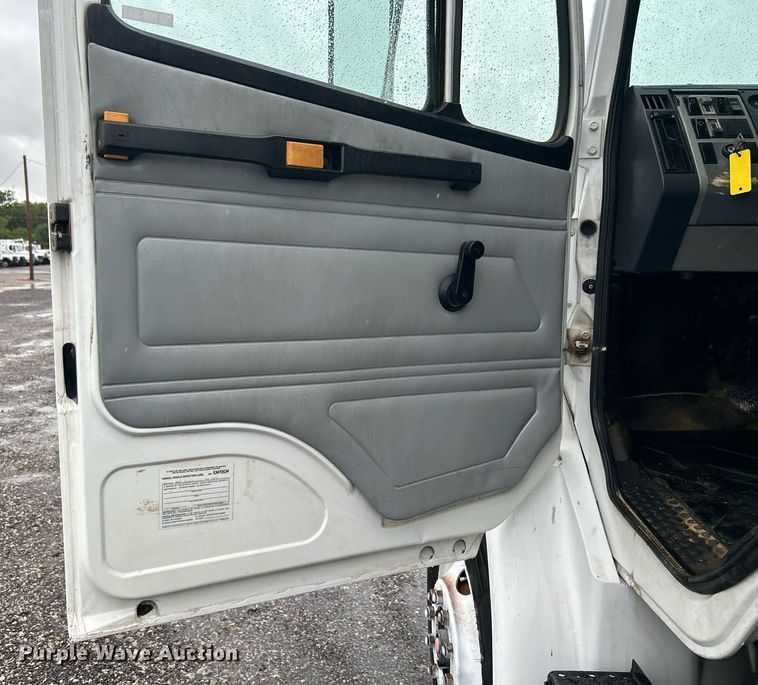 image for item KW9148 1996 Freightliner FL80  semi truck