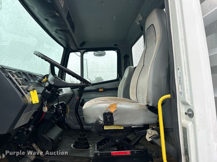 image for item KW9148 1996 Freightliner FL80  semi truck