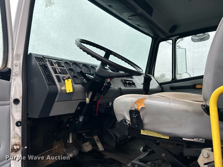 image for item KW9148 1996 Freightliner FL80  semi truck