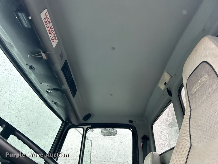 image for item KW9148 1996 Freightliner FL80  semi truck