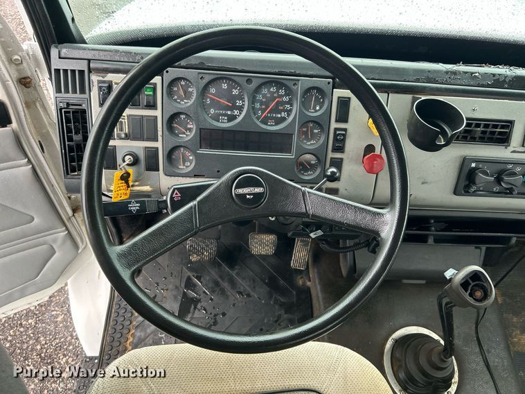 image for item KW9148 1996 Freightliner FL80  semi truck