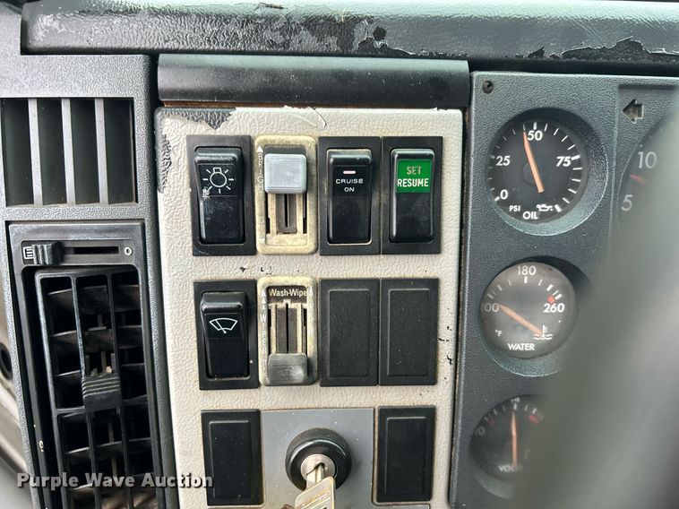 image for item KW9148 1996 Freightliner FL80  semi truck