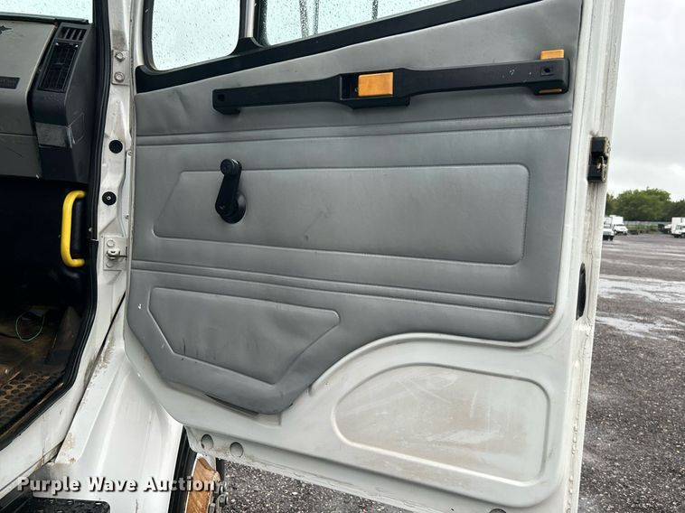 image for item KW9148 1996 Freightliner FL80  semi truck