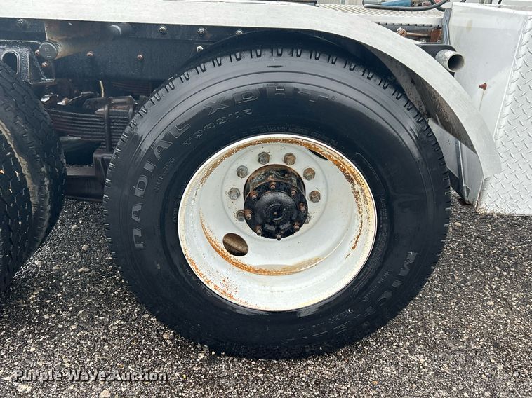 image for item KW9148 1996 Freightliner FL80  semi truck