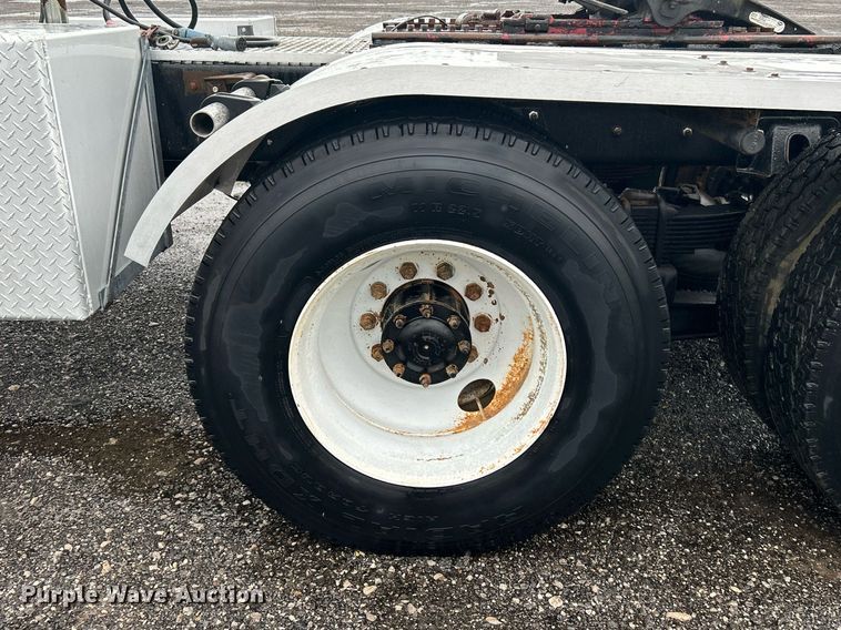 image for item KW9148 1996 Freightliner FL80  semi truck