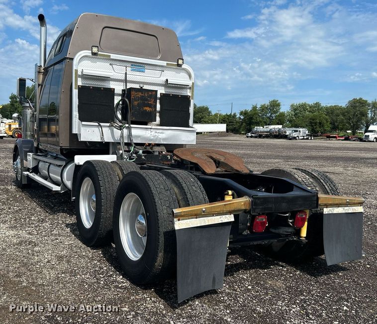 image for item KW9160 2001 Western Star 4900  semi truck