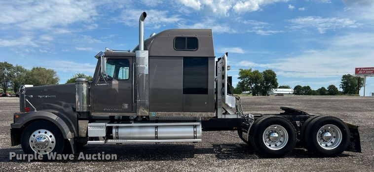 image for item KW9160 2001 Western Star 4900  semi truck