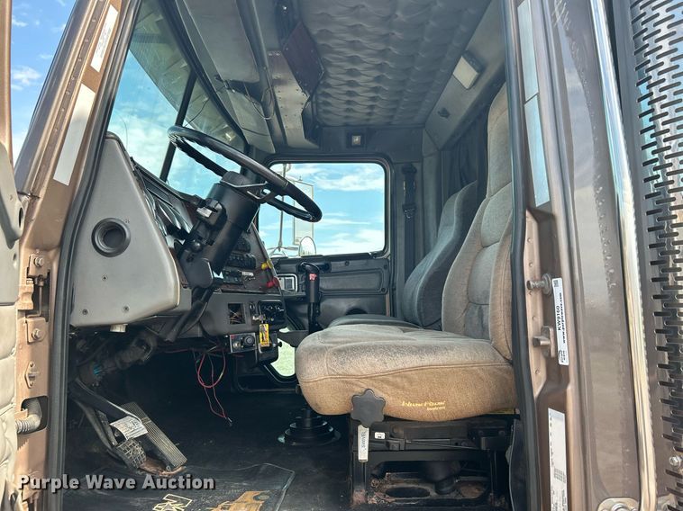 image for item KW9160 2001 Western Star 4900  semi truck