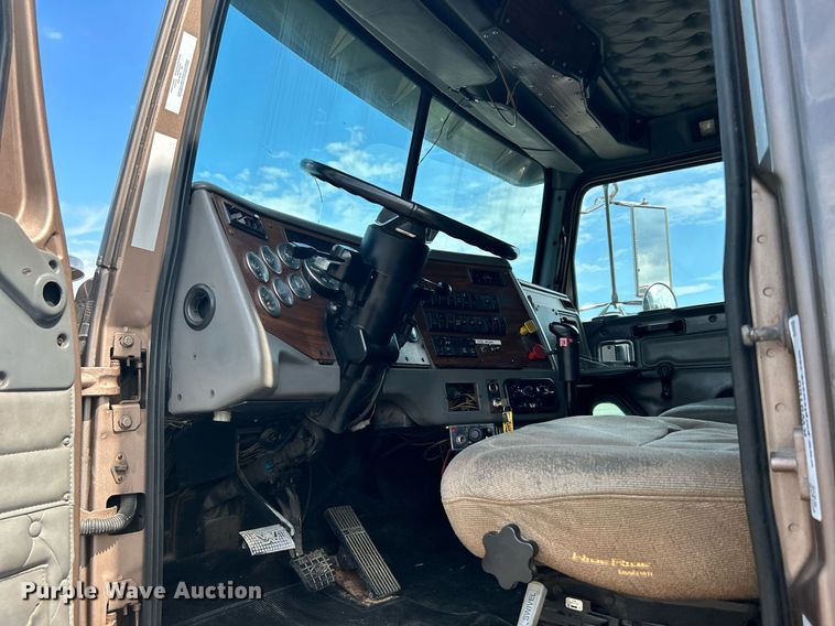 image for item KW9160 2001 Western Star 4900  semi truck