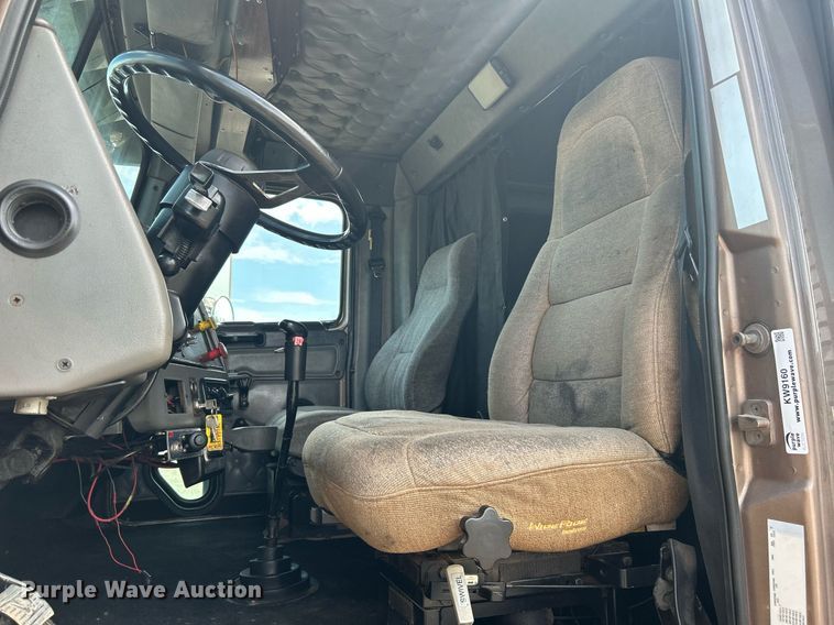 image for item KW9160 2001 Western Star 4900  semi truck